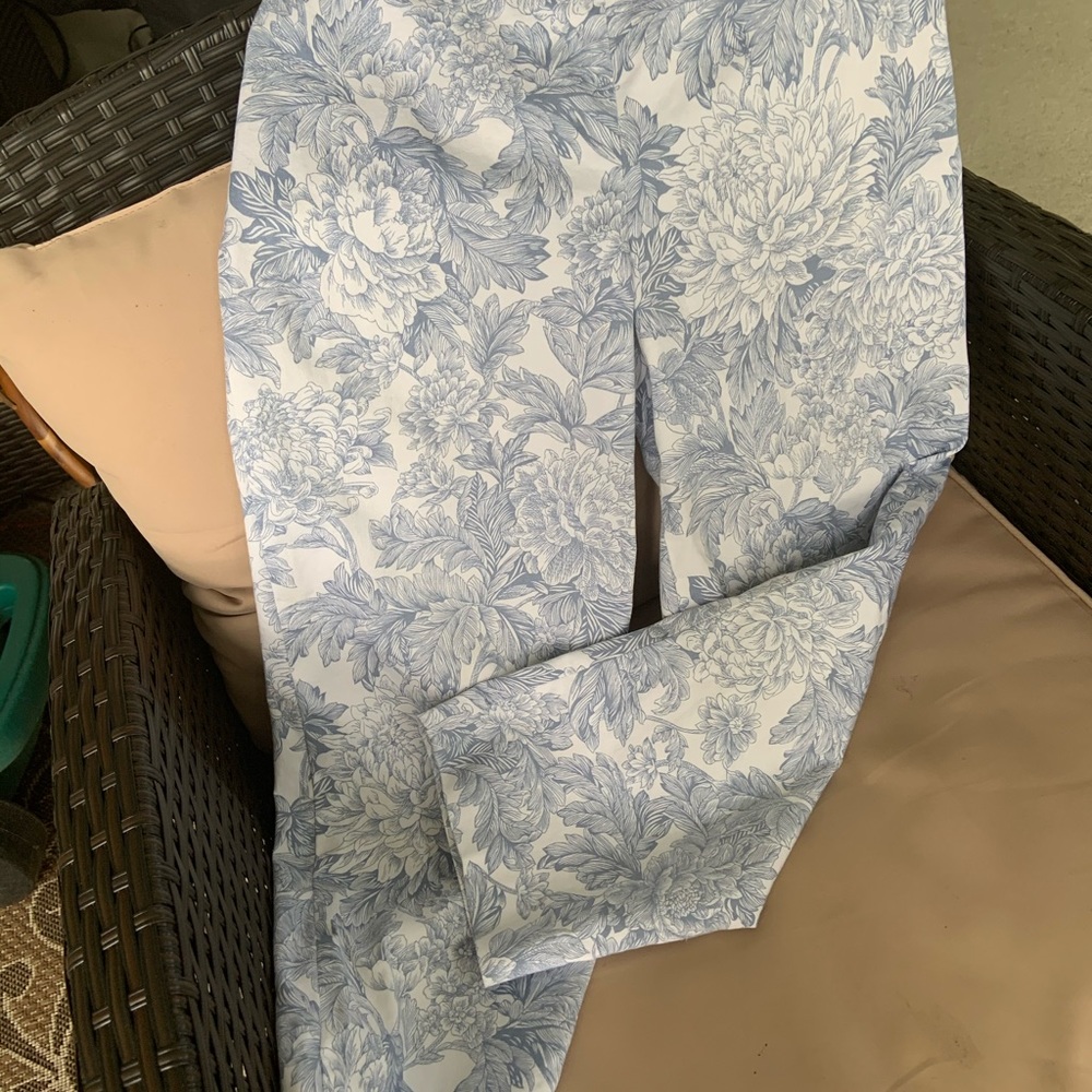 Wedgewood blue and white ladies capri pants
